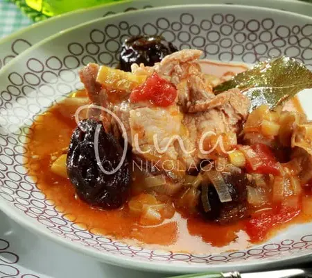 Χοιρινό με δαμάσκηνα στην κατσαρόλα