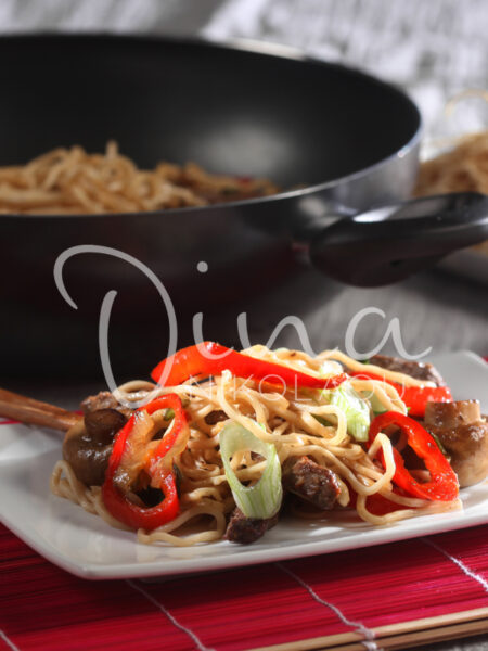 Μοσχαράκι στο γουόκ με λαχανικά και noodles