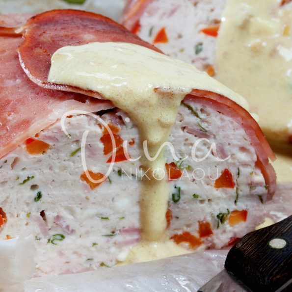 Ρολό με κιμά κοτόπουλου και σάλτσα γιαουρτιού-μουστάρδας