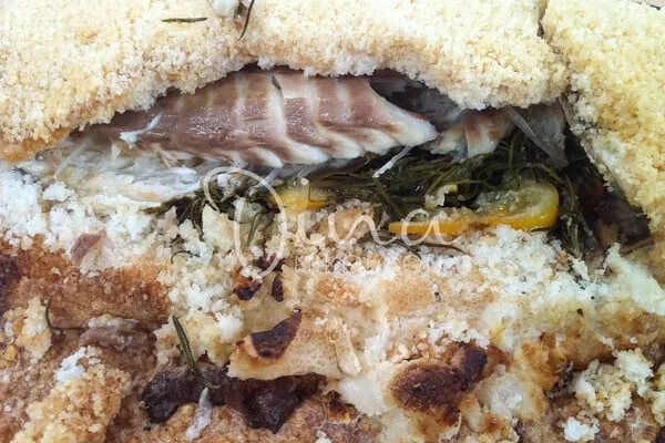 Ψάρι ψημένο σε κρούστα αλατιού