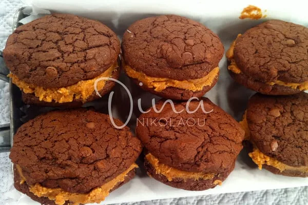Cookies με 2 είδη σοκολάτας, γεμιστά με φυστικοβούτυρο