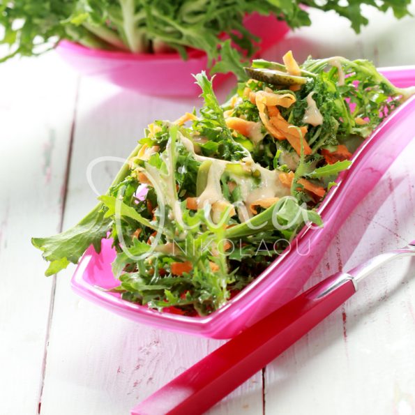Зеленый салат с маринованными огурцами и медовой заправкой￼