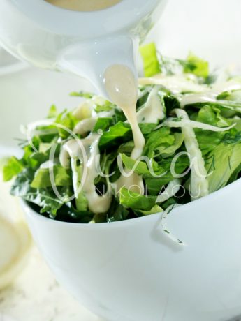 Πράσινη σαλάτα με ντρέσινγκ τυριών