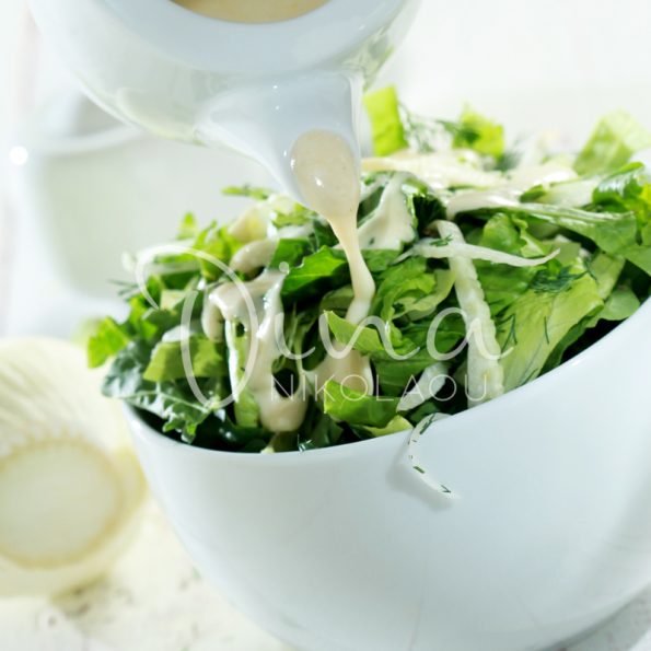 Зеленый салат с сырной заправкой