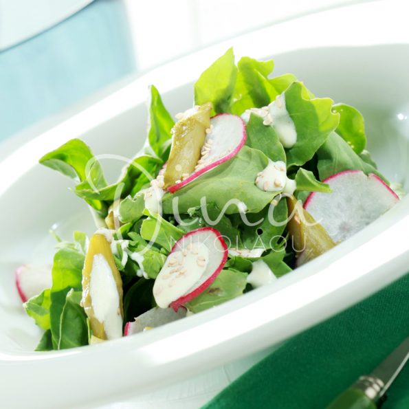 Salade aux asperges et sauce au yaourt