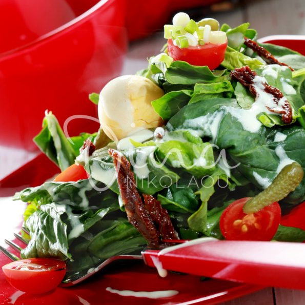 Салат со шпинатом и пасхальными красными яйцами