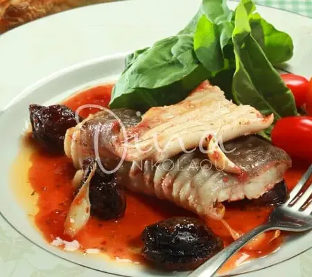 Μπακαλιάρος Αγιορείτικος με δαμάσκηνα