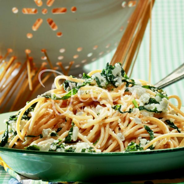 Цельнозерновые спагетти с сыром и соусом из рукколы