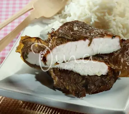 Ψάρι με μυρωδικά τυλιγμένο αμπελόφυλλα
