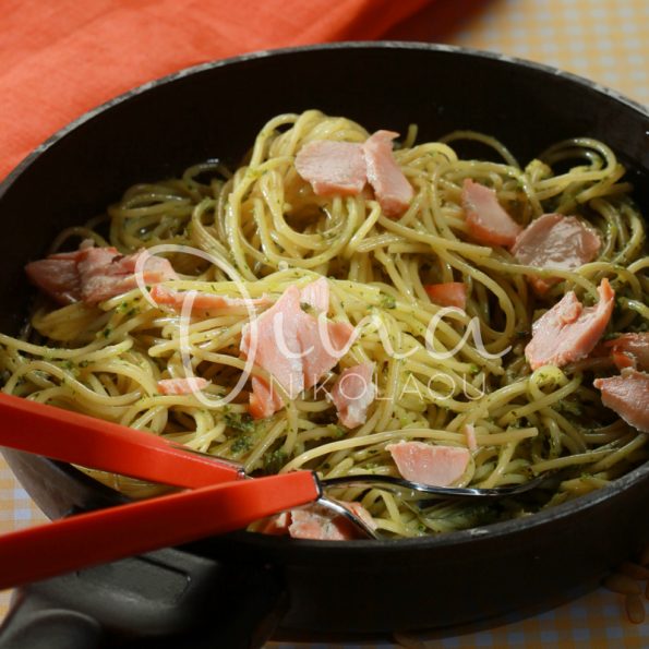 Спагетти с песто из укропа и консервированным лососем