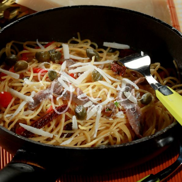 Спагетти с каперсами, анчоусами и вялеными помидорами