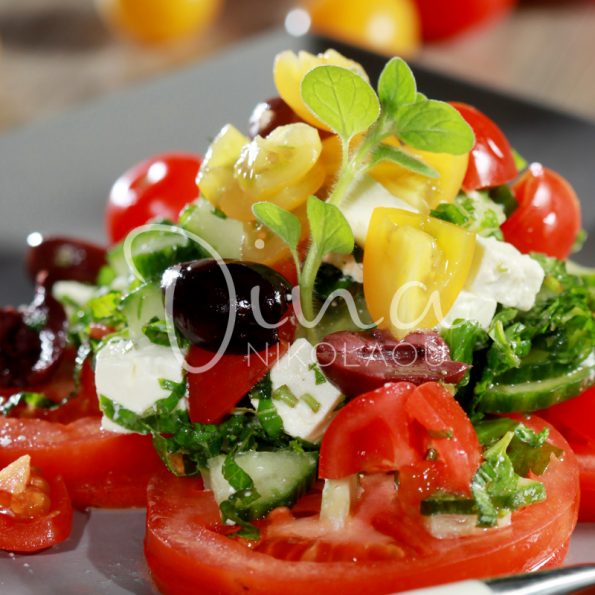 Салат из помидоров с оливками, сыром фета и мятой