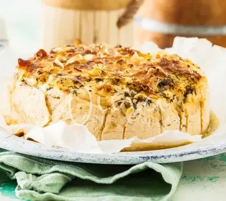 Τυρόπιτα με μυζήθρα, φέτα, γραβιέρα και κρόσσια φύλλου