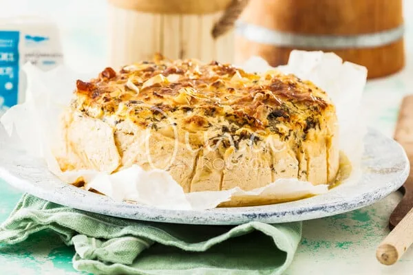 Τυρόπιτα με μυζήθρα, φέτα, γραβιέρα και κρόσσια φύλλου