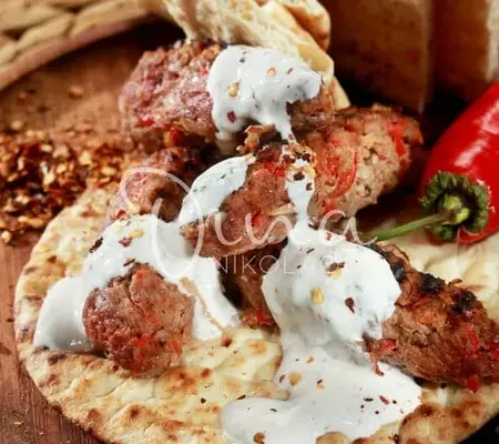 Κεμπάπ πικάντικα με σάλτσα γιαουρτιού