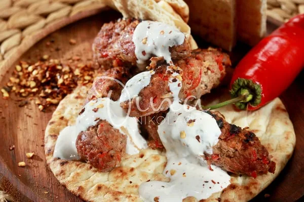 Κεμπάπ πικάντικα με σάλτσα γιαουρτιού