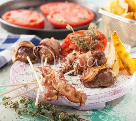 Κεμπάπ σε σουβλάκι τυλιγμένα με μπέικον