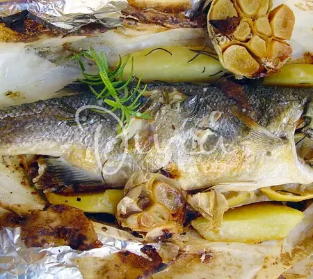 Λαβράκι στη λαδόκολλα με πατατούλες και μυρωδικά