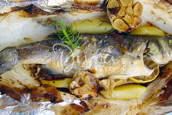 Λαβράκι στη λαδόκολλα με πατατούλες και μυρωδικά