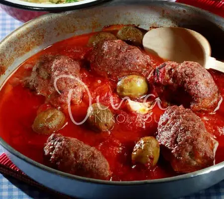 Σουτζουκάκια με πράσινες ελιές