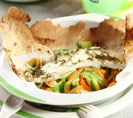 Ψάρι με ταλιατέλες λαχανικών, στο χαρτί