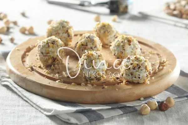 boulettes de fromage aux fruits secs et au metaxa