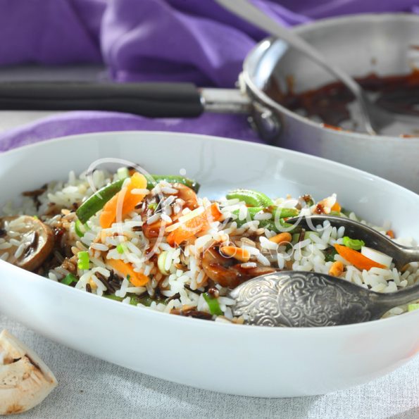 Рисовый салат с грибами и курагой