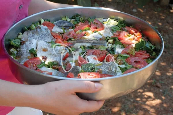 Μπακαλιάρος με σπανάκι και σταφίδες στο φούρνο