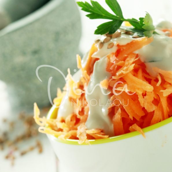 Морковный салат с йогуртом и зеленью