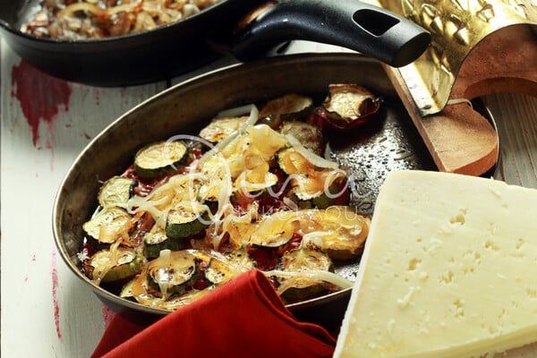 Μπριάμ με καραμελωμένα κρεμμύδια, θυμάρι και γραβιέρα