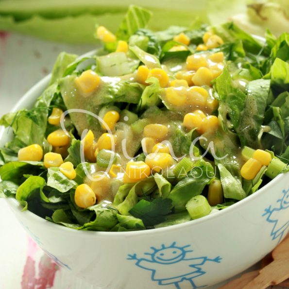 Листовой салат с зеленым луком и лимонной горчицей