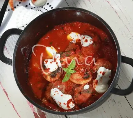 Κεφτεδάκια κοκκινιστά με μανιτάρια και σάλτσα γιαουρτιού