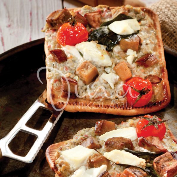 Пицца с салатом из баклажанов