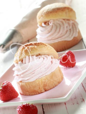 Κέικ γεμιστό με ελαφριά κρέμα φράουλας