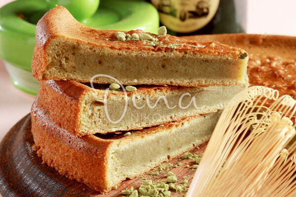 Κέικ με πράσινο τσάι και σάλτσα ανγκλέζ (anglaise)
