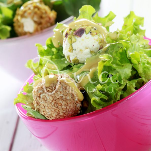Зеленый салат с острыми сырными шариками