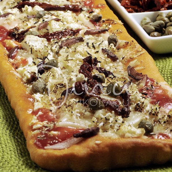 Греческая пицца на томатной основе