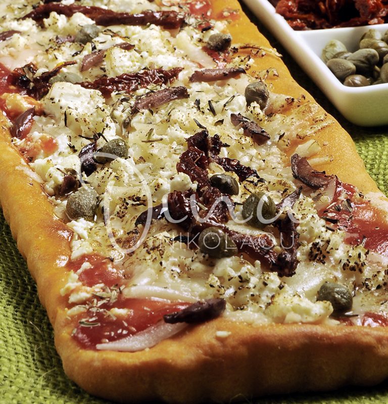 Πίτσα ελληνική με βάση ντοματένια