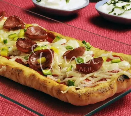 Πίτσα με κολοκυθάκια και χωριάτικο λουκάνικο