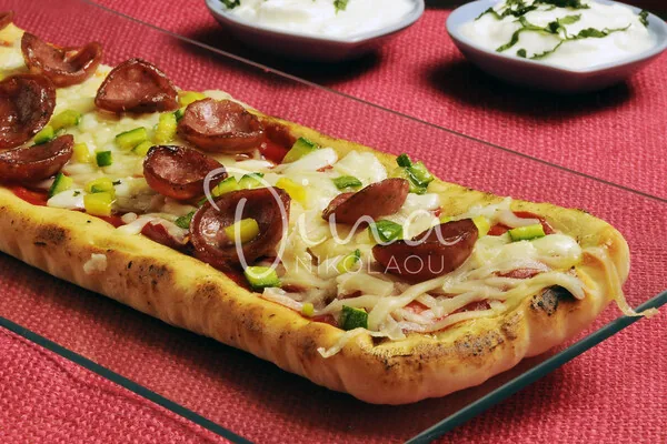 Πίτσα με κολοκυθάκια και χωριάτικο λουκάνικο