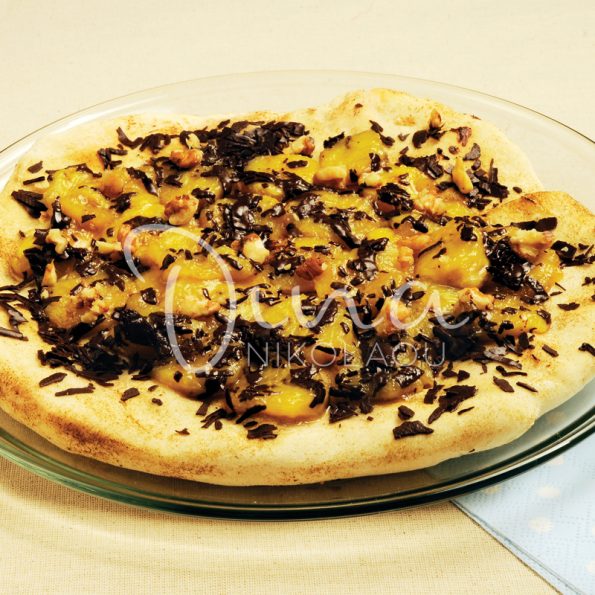 Сладкая пицца с бананом и шоколадом