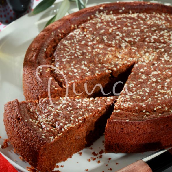 Gâteau de carême avec petimezi et huile d'olive