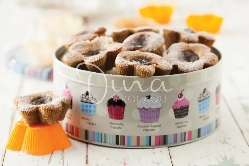 Muffins με καρύδια και «καρδιά» από κάστανο