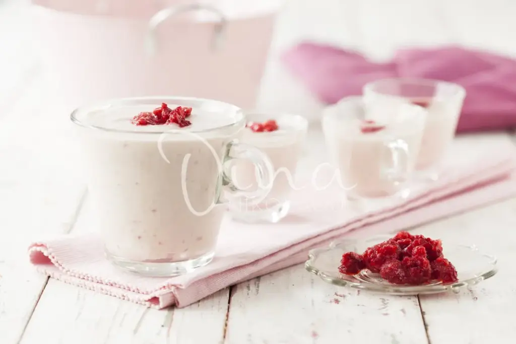 Smoothies με γιαούρτι, γάλα καρύδας και κόκκινα φρούτα