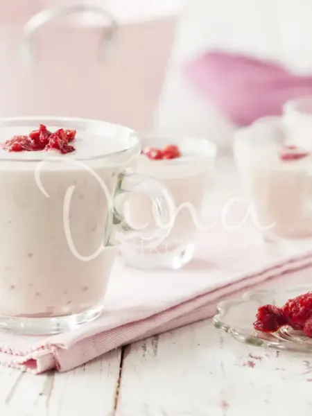 Smoothies με γιαούρτι, γάλα καρύδας και κόκκινα φρούτα