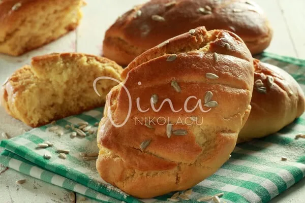 Ψωμάκια ημίγλυκα με ηλιόσπορους