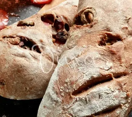 Ελιόψωμο ολικής άλεσης με μπέικον