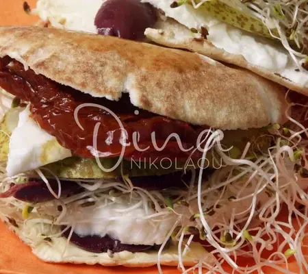 Αραβικές πίτες με φέτα, ελιές, φύτρα και λιαστές ντομάτες
