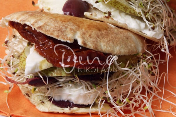 Αραβικές πίτες με φέτα, ελιές, φύτρα και λιαστές ντομάτες