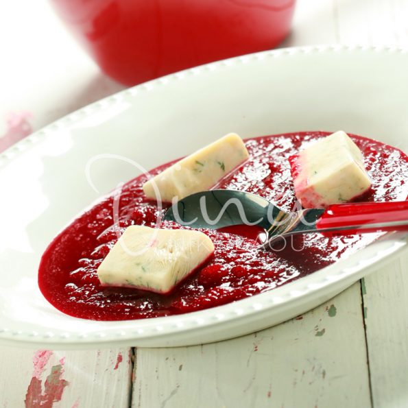 Velouté de betterave rouge avec des glaçons au yaourt